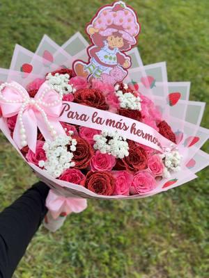 Para la más hermosa 🍓✨ Client sent in @𝐘𝐨𝐬𝐡𝐢𝐁𝐥𝐨𝐨𝐦𝐬𐙚✿ video and wanted me to recreate it 💞 #fresasbyjessica #239 #swfl #glitterrosebouquet #ramobuchon #glitterramobuchon #florist #strawberryshortcake #strawberryshortcakeramo 