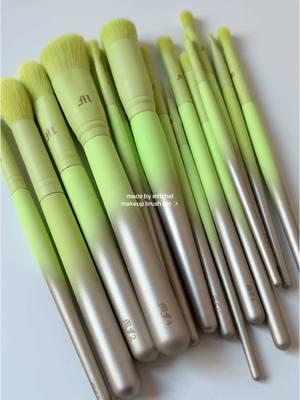 The ombré makeup brushes are so pretty ✨ #madebymitchell#blursh#makeup#makeupbrushes#makeuptools#madebymitchellblursh#madebymitchellmakeup 