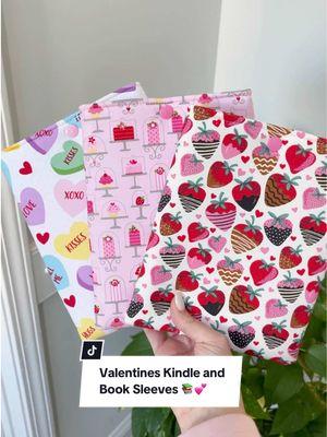 Forget flowers—this is what every bookworm really wants for Valentine’s Day!   #charmingnecessities #bookloversofinstagram #vday #valentinesbooksleeve #valentineskindlesleeve #bookgirlie #kindlesleeve #booksleeve #etsyhandmade #sewinginspiration #ValentinesDay #bookloversoftiktok #etsysmallbusiness #etsytiktok #couquetteaesthetic #BookTok #booktokmerch #bookishmerch #bookishgirl #cozyreads #readingddict