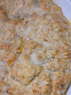 #chickencobbler #chickenpotpie #chickenrecipe #weeklymealplan #DinnerIdeas #foodcontentcreator #creamofchicken #quickdinner #sundayfunday #sundaydinner 