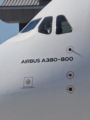 El rey de los aviones llegando al Aeropuerto Internacional de Los Ángeles. #airbus #airbusa380 #airplanes #aircraft #airport #losangeles 