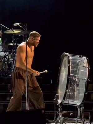 Radioactive live> #imaginedragons #danreynolds #radioactive #concert #drums #loom 