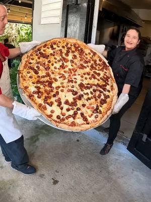 De Lao Pa Poder Sacarla 😁🍕 la Mas Grande del Campo ❤️🇵🇷 42 Pulgudas.. 500 Peperoni 🧀🫕 Pastas en Ruedas Parmesano #puertorico #chinchorreo #boricua #comidapuertorriqueña #pizza #masgrande #biggest #pizzalover #mayaguez #puertorican #traveltiktok 