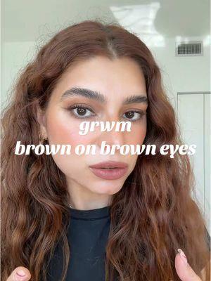 the blue jacket with brown eyeshadow is always a yes  🥹😩💙 #browneyemakeup #browneyeliner #browneyeshadow #makeuptutorial #maquillajedeojos 