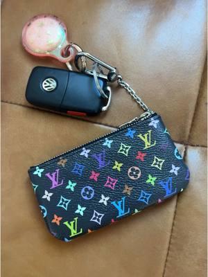 the girlies are still rocking the Louis Vuitton key pouch #wallets #louisvuitton #lvmurakami #takashimurakami 