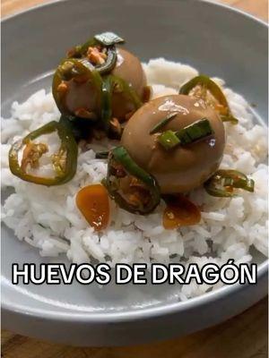 LOS PROBARÍAS SI O NO? 👀 Guarda esta receta de HUEVOS DE DRAGÓN 🥚🐲 Una explosión de sabores! Y te prometo que saben mejor de lo que se ven 😮‍💨 #recetasfaciles #comidasaludable #recetasrapidas #fyp 