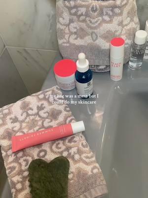 Story of my life ! #selfcareroutine #skincareroutines #cleangirl #cleangirllook #skincaretiktok #larocheposay #summerfridays #cicaplastbaumeb5 #peachandlily 