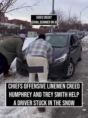 Creed Humphrey and Trey Smith helped a woman whose car was stuck in the snow earlier today 🙌 — #chiefs #chiefskingdom #nfl #nflreels #kansascity #kansascitychiefs #creedhumphrey #treysmith #mahomes #kelce #arrowhead #kcmo #kc #snow #snowstorm #NFLPlayoffs 