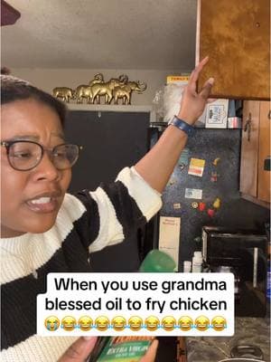 Now me and the chicken speaking in tongues👈🏾😭😂😂😂 #foru #chicken #blessedoil #comedy #speakingintongues #pentecostal #apostolic #chickenwing #chickenwingpraise #inthekitchen #fryingchicken #relatanle #cookingchicken 