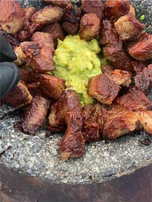 Chicharron de ribeye #956 #ribeye #chicharron #guacamole #blackstone #griddlecooking #cookingoutdoors #rgv #steak #enlaplancha #molcajete #bacongrease 