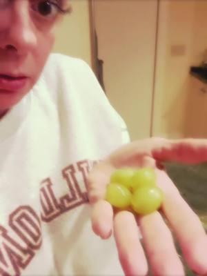 Have you tried #cottoncandygrapes #cottoncandy #grapes #yummy #taste #cabdy #sweet #healthy #fakefood #silly #funny #eatit 