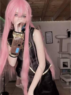 Got my own hype man || 🏷️#geayfrog #geaypanda #vocaloid #cosplay #luka #lukamegurine #lukacosplay #lukamegurinecosplay #sakuramiku #sakuramikucosplay 