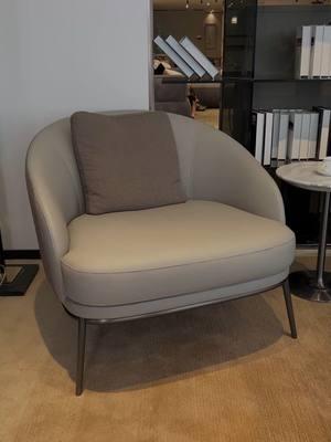 This minimalist armchair features a bold curved design and a seamless leather seat cushion, offering exceptional comfort and support. Whether you're reading alone or deep in thought, it creates a serene and cozy space to relax and unwind. #furniture #furniturefactory #italianfurniture #chair #armchair #loungechair