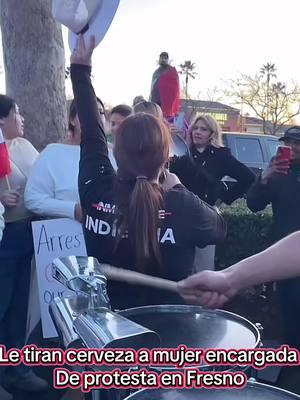 Bañan a mujer que protesta encontra de #migracion #migra por correr a personas que estaban tomando #cerveza #protestapacifica con @flowerinspanish en #fresno #california #abolishice 