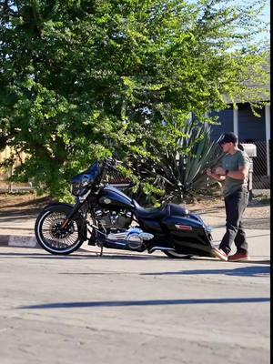 Make all the girls dance 🎶💃 . . . . . #harley #harleydavidson #streetglide #bagger #oldschool #airride #whitewall #21 #spokes #vicla #california #sunset #cruisin #beautiful #baggerlife #pendeleton