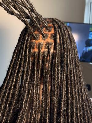 I love the process of hand wrapping faux locs 😍 Faux locs are a great protective style if your goal is to reduce manipulation and promote hair growth!  #dmvfauxlocs #handwrappedfauxlocs 