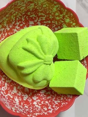 Neon green gym chalk reforms. 💚 Hope you enjoy! #asmr #gymchalkasmr #gymchalkcrush #oddlysatisfying #fypシ #asmrsounds #asmrvideo #asmrtiktoks #crunchyasmr #gymchalkreforms #freshgymchalk #dyedgymchalk #dyedgymchalkasmr #cornstarch #cornstarchasmr #cornstarchsqueaks