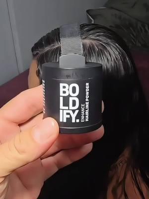 Este producto te va salvar tu día ya que puedes retocar tu cabello de una manera super rápida y sencilla en cuestión de un minuto y lo mejor de todo es que lo puedes ordenar en el enlace que te voy a dejar en este video. #hairlinepowder #polvoparaelcabello #tinteinstantáneo #tinteparacubrirlascanas #tinteparacanas #tinteparaelcabello #boldify #tiktokshopjumpstarsale #tiktokshopjumpstar #fashionlookbook #newyearnewaura 