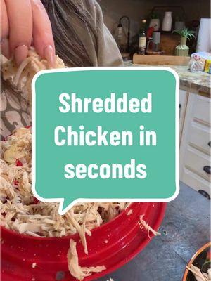 The perfect kitchen gadget to shred chicken in seconds #chicken #KitchenHacks #shreddedchicken 