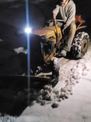 They love this tractor! 😎💯 #allischalmers #b1 #tractor #snowplow #fun #snow #trendsetter #challengethebuild 