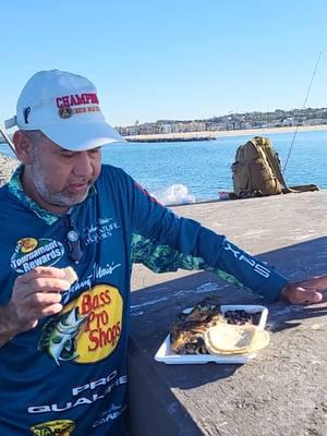 Disfrutando de unas buenas mojarras fritas en las rockas de Marina del rey california 🍲🔥🎣 #siguenos_en_youtube  #catchcleanandcook  #bassproshops #fishing  #pescaycocina #foryou  #familia #Viral  #surfishing #welcome2025🎊  