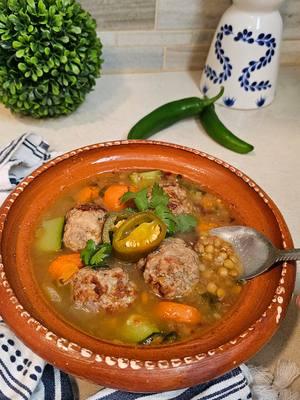 Albondigas con Lentejas.... Algo sencillo pero delicioso y nutriente...  Le doy gracias a Dios por permitirme tener alimentos en mi mesa para mi familia. En estos días se apreciado un poquito más fuerte las personas y la vida en sí....  Siento un angustia y tristeza de ver mi ciudad en llamas 😢.  La Biblia dice que Dios puede restaurar lo perdido y destrozado, y que tiene el poder de sanar lo que está roto. En Jeremías 33:11-13 se dice que Dios siempre tiene un plan para sanar y restaurar, y que cuando se entregan las cargas a Dios se abren las puertas para que inicie su proceso de restauración.  En ti confío Señor 🙏  Hug a little tighter Hug a little longer Pray together . . . . #prayforlosangeles #Albondigas #losángeles #lovela  #cookingwithicook #prayforeveryone #greatful #staystrongla #losangelesfire #godhelpus 