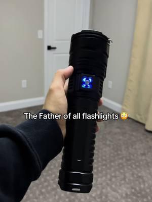 I really wasn’t expecting this flashlight to be this bright 😳 #foryoupage #fyp #viral #flashlight #trending #TikTokShop #brightestflashlight #darkness #shinebright #portableflashlight #lightupthesky #emergency #essential 