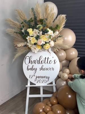 You seemed to love the last easel design so here’s another one by @jacobs_balloons ✨👑❤️ #easeldecor #easel #babyshower #fauxflowers #flowerdecor #flowerstyling #artificialflowers #nypartyplanner #rosemorning #rosemorningflowerwall #weddingparty #birthdaypartydecor #partyplanning