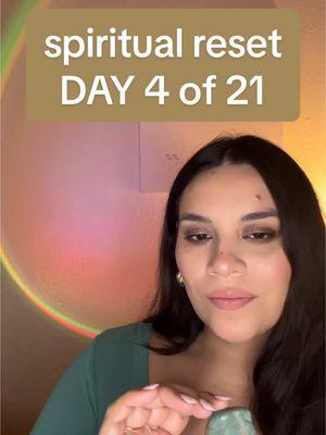 I release my emotions with grace and welcome balance and peace into my heart. 🌸 For Day 4 of our 21-day spiritual reset, this 1-minute heart chakra healing session will support the heart space while we release emotional heaviness—restoring balance, inviting peace and love, and creating a sense of calm and openness to healing. 💚 639 Hz for harmony  💚 amazonite for clarity and serenity Share your experience in the comments! To follow along on insta or to book a full session, tap the link in my bio. #heartchakra #21dayreset #emotionalbalance #grief #639Hz #Amazonite #crystalhealing 