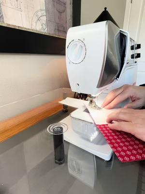 In love with this modern heart quilt with all the dreamy reds and blacks. #quilt #heartquilt #valentinesquilt #quiltersoftiktok #modernquilter 