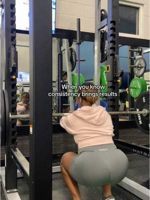 Front squats have become one of my favorites on leg day 🦵🏾 #consistencyiskey #fitnessjourney #gymmotivation #legday #legworkout #frontsquats 