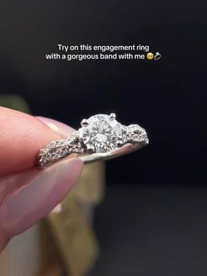 Such a unique piece 🥹💍 #martinbinder #valparaisoindiana #diamondring #engagementring 