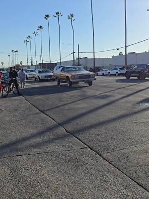 Los Angeles Sunday funday where it goes down! Car culture here is always popping! 😎🚗💨 #LosAngeles #SundayFunday #Cars #Culture #California #twotwosteele 