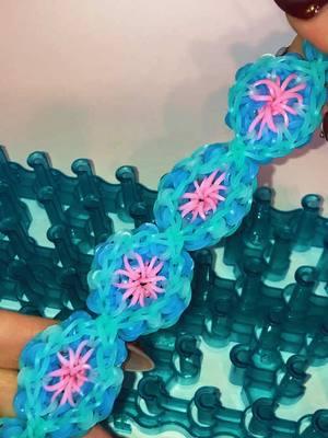 This is the kolidescope bracelet 😍 #rainbowloom #loombands #bracelet #reveal #nostalgia #satisfying #fyp #fypシ #fypシ゚viral #foryoupage #viral #viralvideo #abcxyz #xyzbca #tiktokban #rednote 