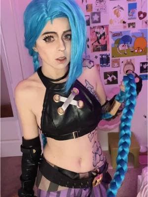 What’s wrong with my PANTS … ignore my hair peaking out in the back .. again  #jinx#jinxarcane#jinxcosplay#arcane#arcanecosplay#so0ts