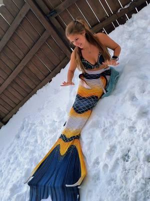 When the West Virginia mermaid has to face snow instead of warm tropical waters🙆🏼‍♀️🥶 #tailsofalexis #mermaidalexis #westvirginia #mermaid #professionalmermaid #snow 