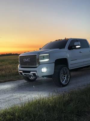 🌅  #lml #duramax #efilive #exergy #fassfuelsystems #paintedwindows #24s #stance #fleeceperformance #rds #americanforcewheels #thick #paintmatch #views 