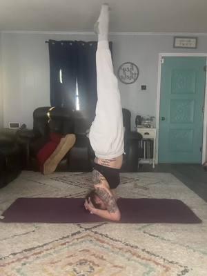 She’s a little shaky but she delivered 💪🙃 #thiswasagoal #inversion #yogapractice #yogachallenge #headstand #flexability #strength #yoga #carnivorediet #MomsofTikTok #fitness #homeworkout #flow 