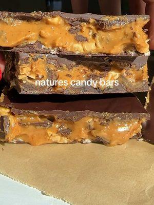 Natures candy bars! One of my favorite no bake recipes! Natures candy bars, these literally taste like a gas station candy bar but are only 5 ingredients!!  Try it and tag me! d’EATS  -1 cup melted chocolate  -12-14 pitted dates  -1/2 cup almond butter -1/3 cup peanuts -1/4 cup coconut flakes  How to: Start by melting your chocolate with 1 tbsp coconut oil.  Line a baking sheet with parchment paper and add 1/2 melted chocolate to the tray. Add your peanuts, dates, nut butter, coconut flakes and top with your chocolate.  Allow this to set in the freezer for at least an hour! Enjoy!! #healthyfoodie #healthyrecipes #Recipe #fyp #dessert #foryoupage 