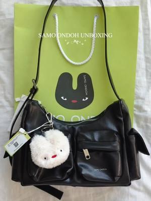 Samo Ondoh viral bag unboxing! I knew I wanted this black one from the very start and was so glad it was in stock when I went! The material is so soft, seriously one of my favorite purchase in Korea! 🖤🐰 #samoondoh #shopping #haul #unboxing #kpop #korea #purse #koreanstyle #koreanfashion #bag #viral #trending #shoulderbag #kpopidol #lesserafim 