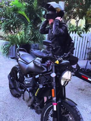 Who wants to come with?! 😏 Go check out my YouTube!🤙#trerackscity #nomad #travel #keywest #keylargo #biktok #husqvarnasvartpilen401 #alone #biker #motorcycle 