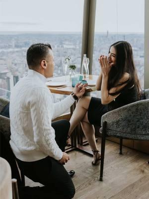 Sarel & Nicky se comprometieron en el restaurante más alto de Nueva York  💍📸🗽   Sesión fotográfica de propuesta de matrimonio sorpresa en Nueva York, NYC Proposal Reserva tu sesión fotográfica de pedida de mano en Nueva York con @julianycphotography todos los paquetes en el link en la bio  #nuevayork #brooklynbridge #shesaidyes #pedidademano #propuestadematrimonio #fotografoennuevayork #fotografonewyork #nyc #proposalphotographer #nycproposal #nycphotographer #nycproposalphotograher #nycengagement #nycengagementphotographer #dumbobrooklyn #edgenyc 