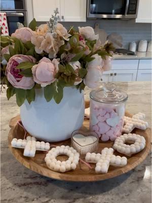 Valentine's centerpiece. I love using these florals, they're pretty realistic. I used heart shaped marshmallows in two different sizes. #centerpieces #centerpiecesideas #homedecor #seasonaldecor #winterdecor #winterdecoration #decoratingideas #ideasforhome #howiholiday #target #targetfinds #walmart #amazon