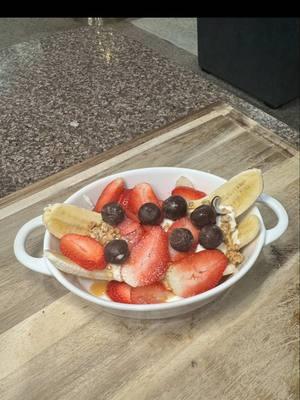 Another quick and easy snack that is high protein and low calorie! A healthy banana split with Greek yogurt, sugar free caramel, granola, strawberries and @Trü Frü 🫶🩷🫐 #trufrupartner #highproteinsnack #easysnackideas #fruitsalad #yogurtbowl #bananasplit #highproteinbreakfast 