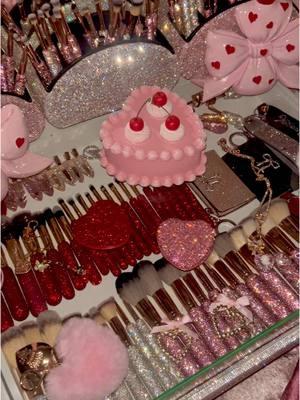 #blingbling#ValentinesDay#vanity#glitzandglambrushes#girlythings#explorepage✨️#trending#viraltiktok#viralvideo#fyp