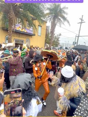 Only in New Orleans  ⚜️💪🏾 . . #secondlinesunday #neworleans #nola #secondlines #secondlineculture #brassband #showyournola #treme #onlyinneworleans 