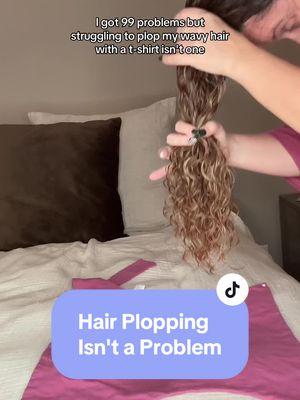 #hairplop #hairplopping #hairploptutorial #hairplopmethod #wavyhairstyling #wavyhairroutine #wavedefinition #curldefinition #frizzyhairtip #frizzyhair