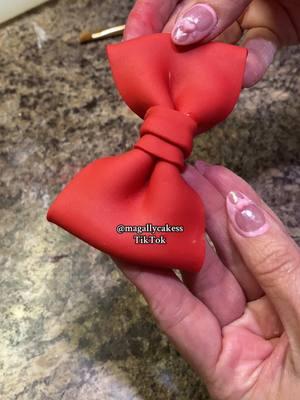 Replying to @Jenna Locklear here’s a quick tutorial on how to make the fondant bow for your cakes. #Cake #Cakes #Fondant #FondantBow #WiltonFondant #CakeDecorating #CakeDecorator #CakeTutorial #FondantBowTutorial #magally 