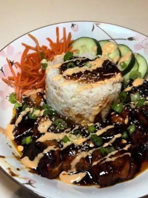 👩🏾‍🍳Teriyaki Salmon Sushi Bowl 🍙🍣 I love how a quick sushi bowl can be packed with so much protein, healthy fats, and vibrant flavors—all while keeping my macros in check. Perfect for a quick lunch or dinner! SAVE & TRY 🔥 ✨ Macros per serving: 	•	510 calories 	•	25g protein 	•	48g carbs 	•	21g fat 💡 Ingredients (3 servings): 	•	12 oz salmon 🐟 	•	1 cup uncooked rice (yields 1 cup cooked per serving) 🍚 	•	1/3 sliced cucumber 🥒 	•	1/3 cup shredded carrots 🥕 	•	1.5 tbsp olive oil 🌿 	•	1/3 cup soy sauce Sauce: 	•	1 cup teriyaki marinade (Trader Joe’s) 	•	1/3 cup low-sodium soy sauce 	•	1 tbsp sriracha 🌶️ 	•	1 tbsp honey 🍯 	•	1 tbsp corn starch (slurry) 	•	Garlic powder, onion powder, chili powder & red pepper chili flakes to taste Topping: 	•	1 tbsp G Hughes sugar-free yum yum sauce per serving 😋 #nutritioncoach #onlinefitnesscoach #atlpersonaltrainer #gymgirls #cookingformyboyfriend #gymgirls 