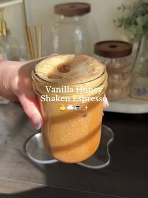 Vanilla honey shaken espresso🍯☁️ #honeylatte #vanillahoney #vanillahoneylatte #teddygrahamlatte #aesthetic #satisfying #drinksathome #vanillashakenespresso #shakenespresso 